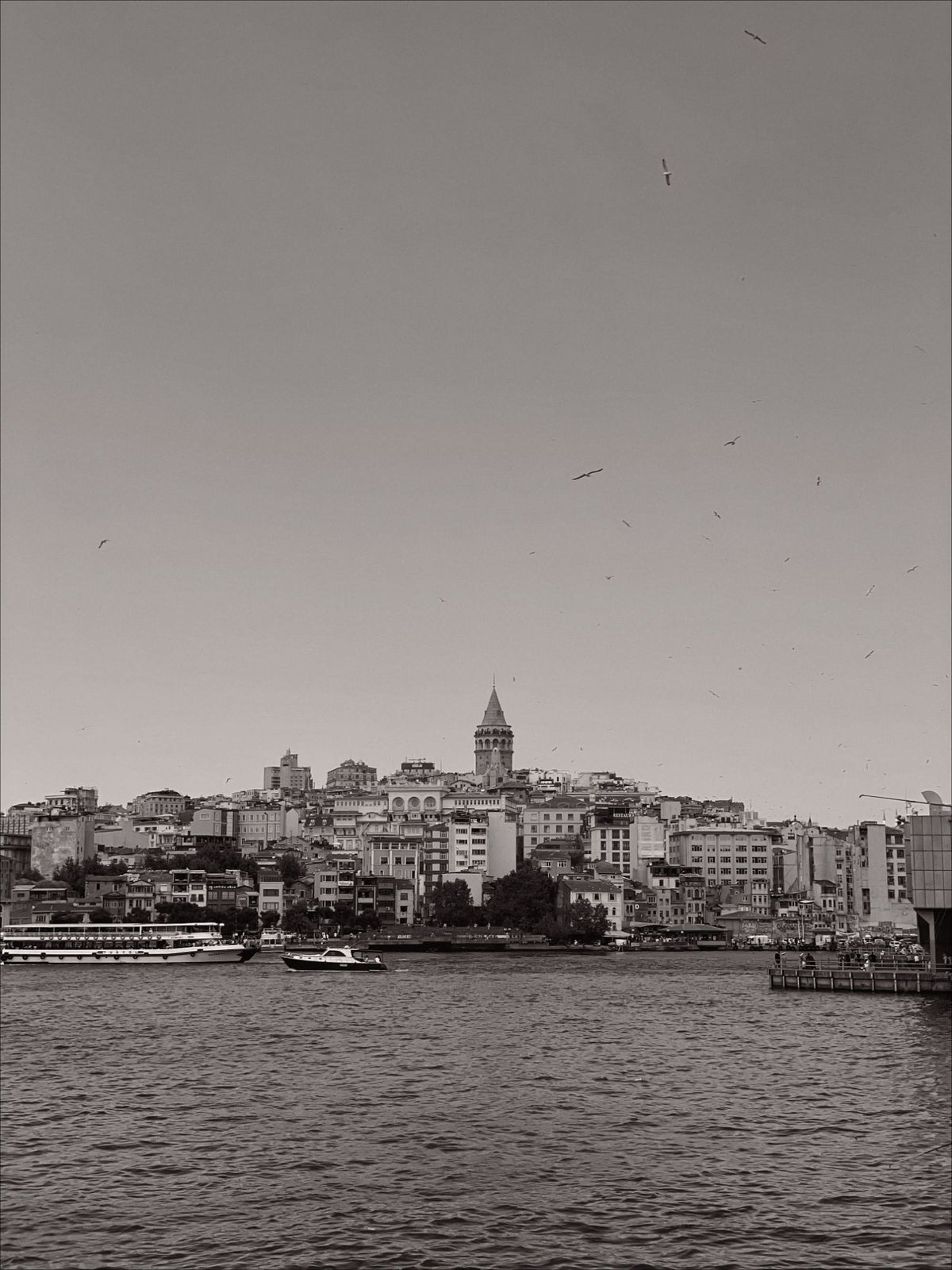 Blick über das Wasser auf Istanbul mit dem Galata-Turm, Schwarz-Weiß-Aufnahme