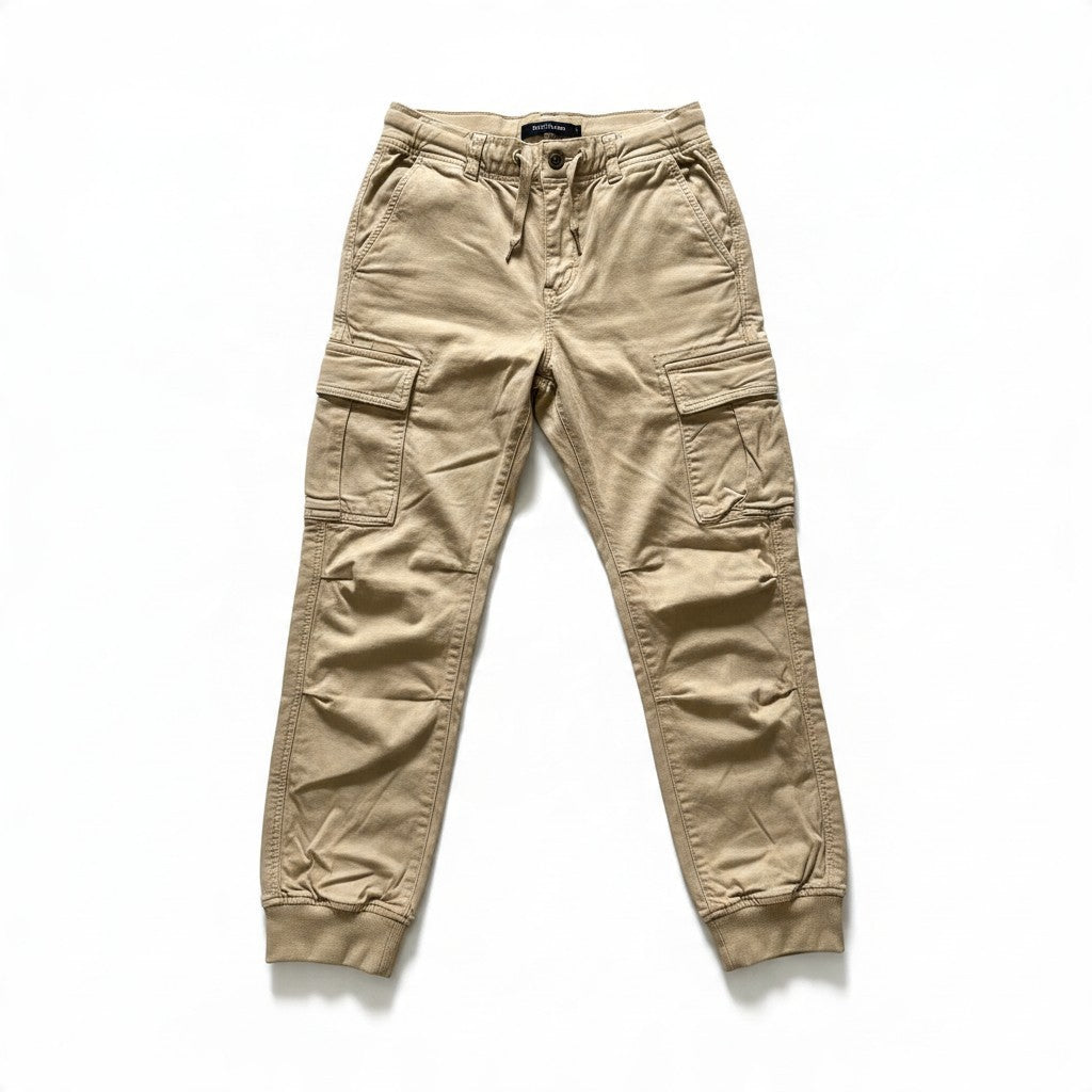 Beigefarbene Poolman Cargo Jogger aus Baumwoll-Stretch mit seitlichen Cargotaschen, Gummibund und Bündchen am Saum.