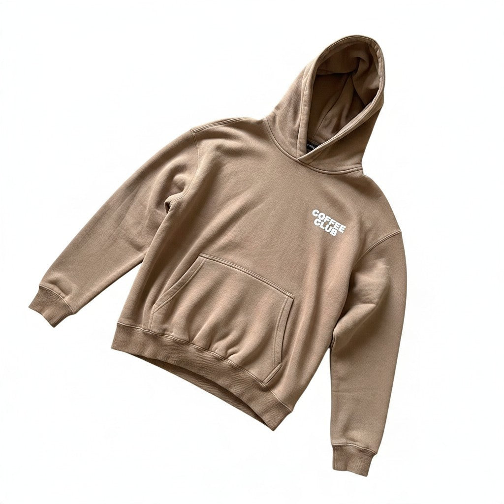 Brauner Poolman Oversize-Hoodie mit Coffee Club Logo auf der Brust, Kapuze und Kängurutasche vor weißem Hintergrund.