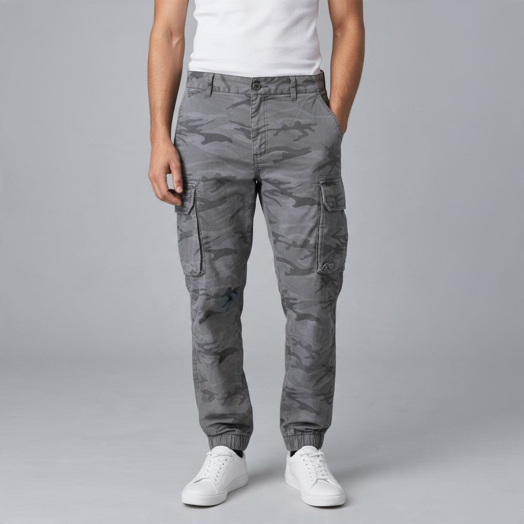 Poolman Cargo Jogger in Anthrazit mit dezentem Camouflage-Muster, Cargotaschen und elastischen Bündchen am Saum
