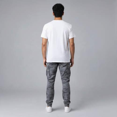 Poolman Cargo Jogger in Anthrazit mit dezentem Camouflage-Muster, Cargotaschen und Bündchen, Rückansicht am Model