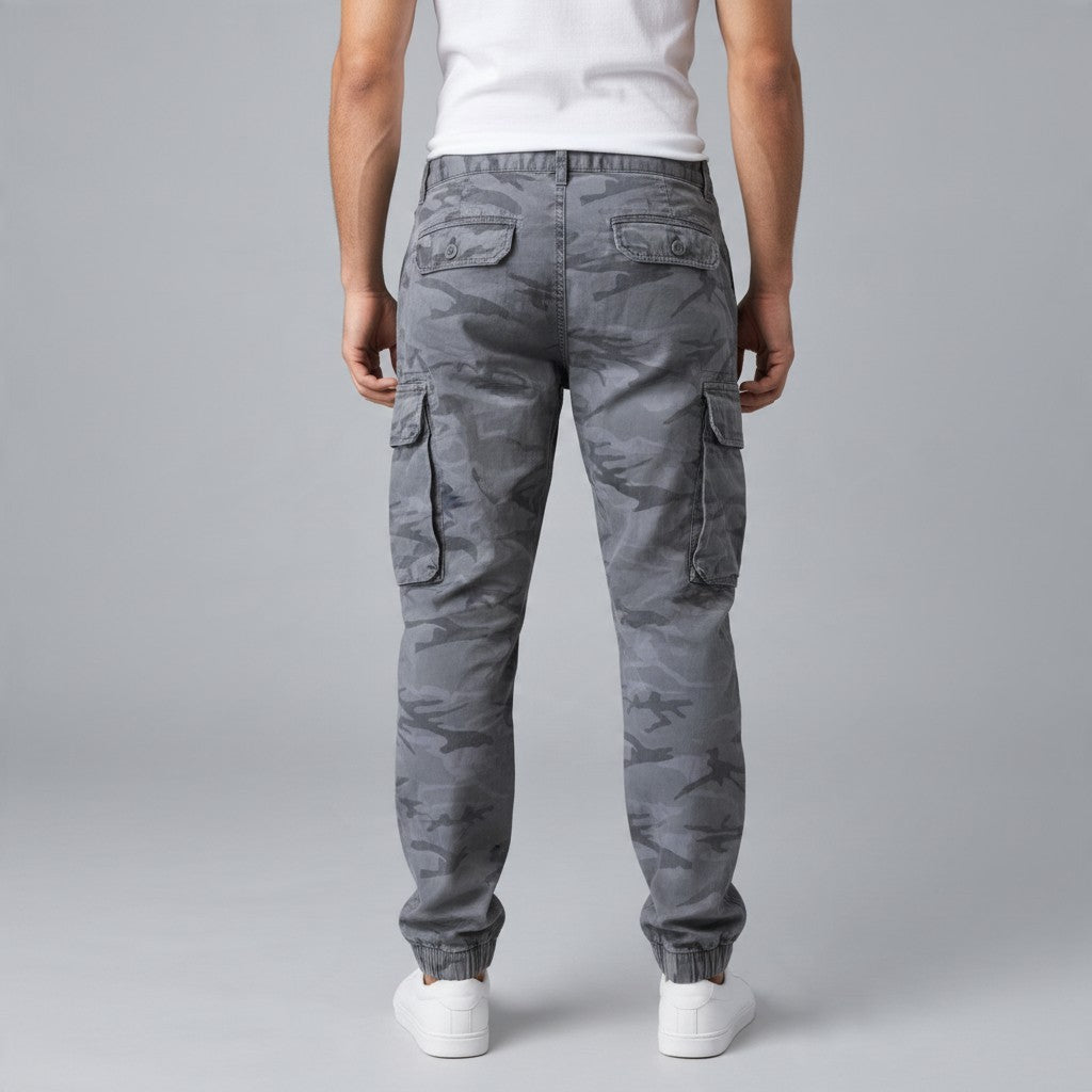 Poolman Cargo Jogger in Anthrazit mit Camouflage-Muster, Cargotaschen und Bündchen, Rückansicht an einem Model