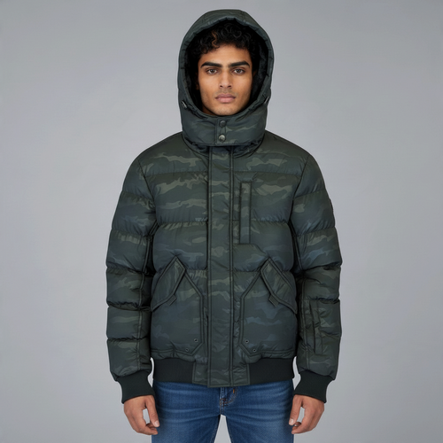 Poolman Steppjacke in Army Camou mit Kapuze, Bomber-Schnitt, Rippbündchen und Brusttasche an einem männlichen Model