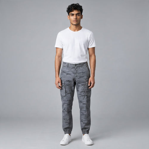 Poolman Cargo Jogger in Anthrazit mit Camouflage-Muster, Cargotaschen und Bündchen an einem Model