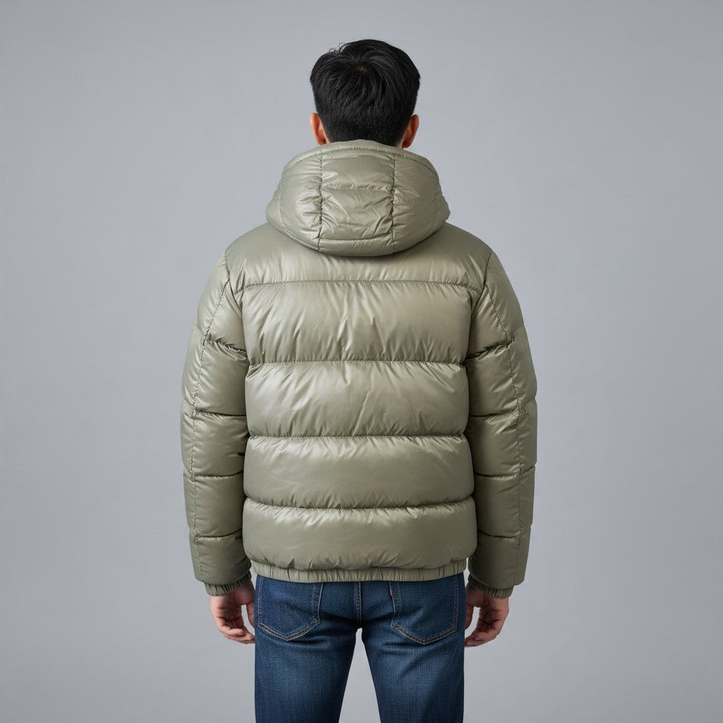 Poolman glänzende Steppjacke in Army-Grün mit Kapuze und breiten Steppkammern, Rückansicht an einem Model