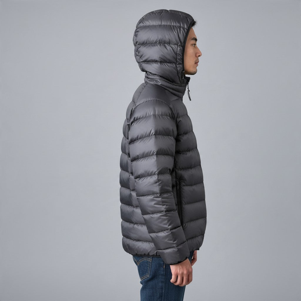 Poolman leichte graue Steppjacke mit Kapuze und glänzender Oberfläche an einem Mann in Seitenansicht