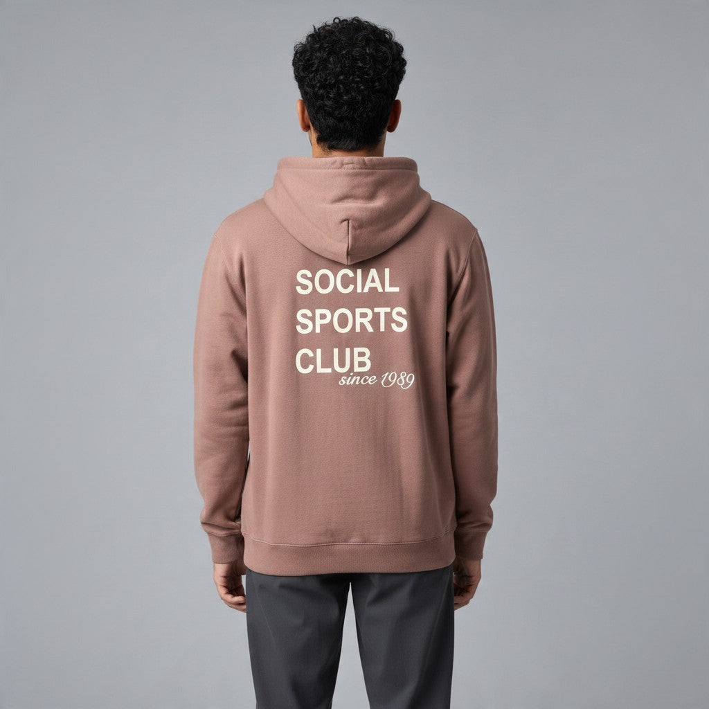 Poolman Oversize-Hoodie in Dunkelbraun mit weißem Social Sports Club Rückenprint, getragen von einem Mann von hinten.