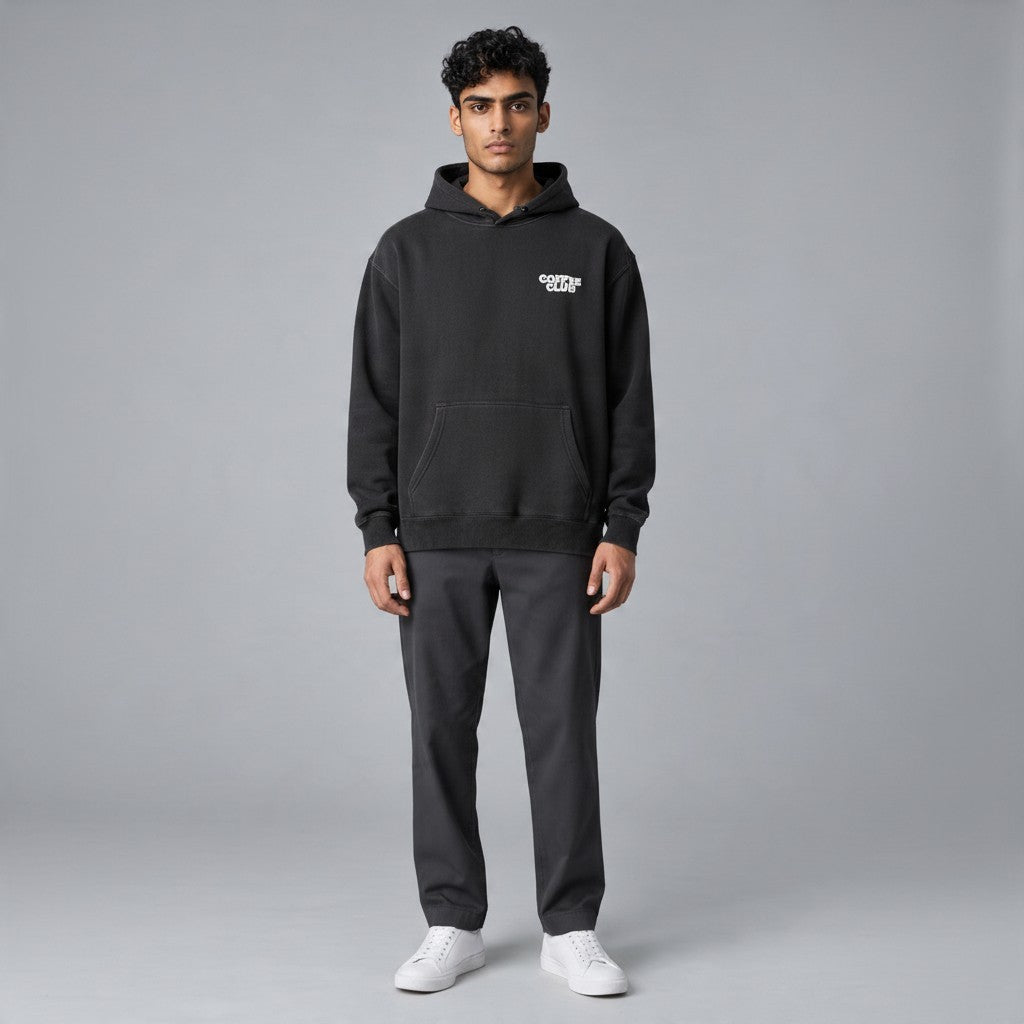 Poolman Oversize-Hoodie in Schwarz mit kleinem Coffee Club Logo auf der Brust, getragen von einem Model.