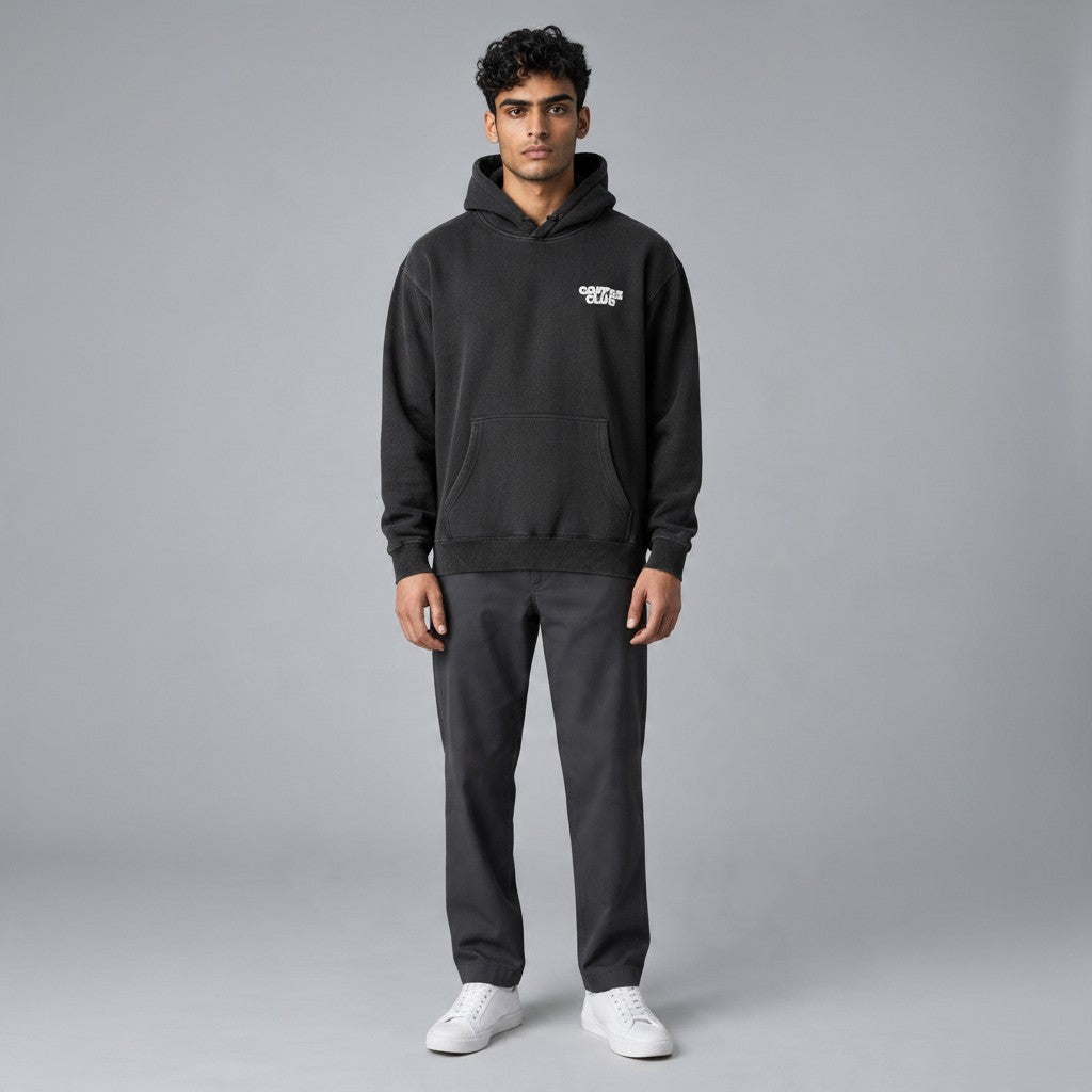 Poolman Oversize-Hoodie in Schwarz mit kleinem Coffee Club Logo auf der Brust, getragen von einem Model.