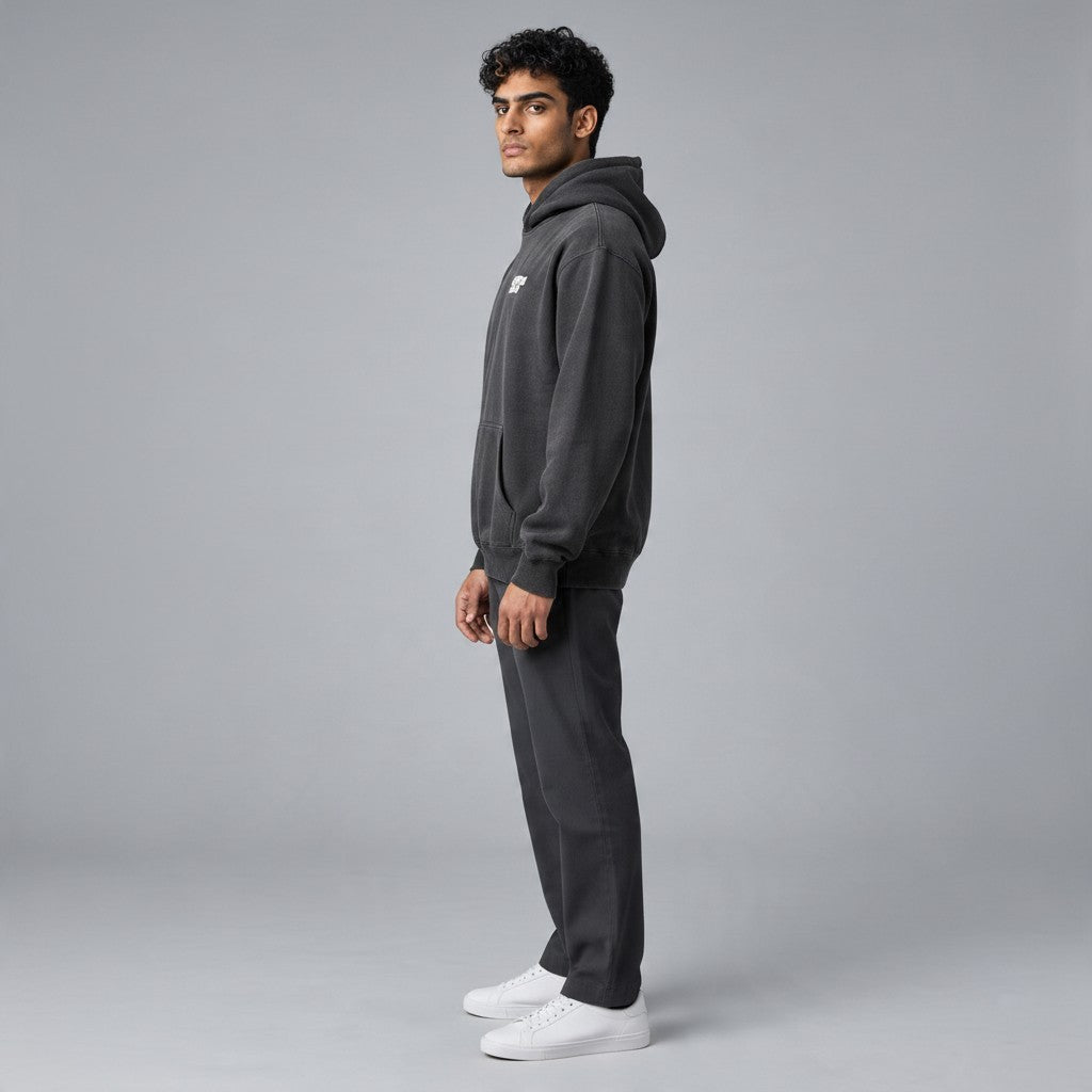 Poolman Oversize-Hoodie in Schwarz mit Kapuze, Kängurutasche und kleinem Logo, getragen von einem Model im Profil.