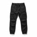 Schwarze Poolman Cargo Jogger Hose aus Baumwoll-Stretch mit Cargotaschen, Kordelzug und elastischen Bündchen.