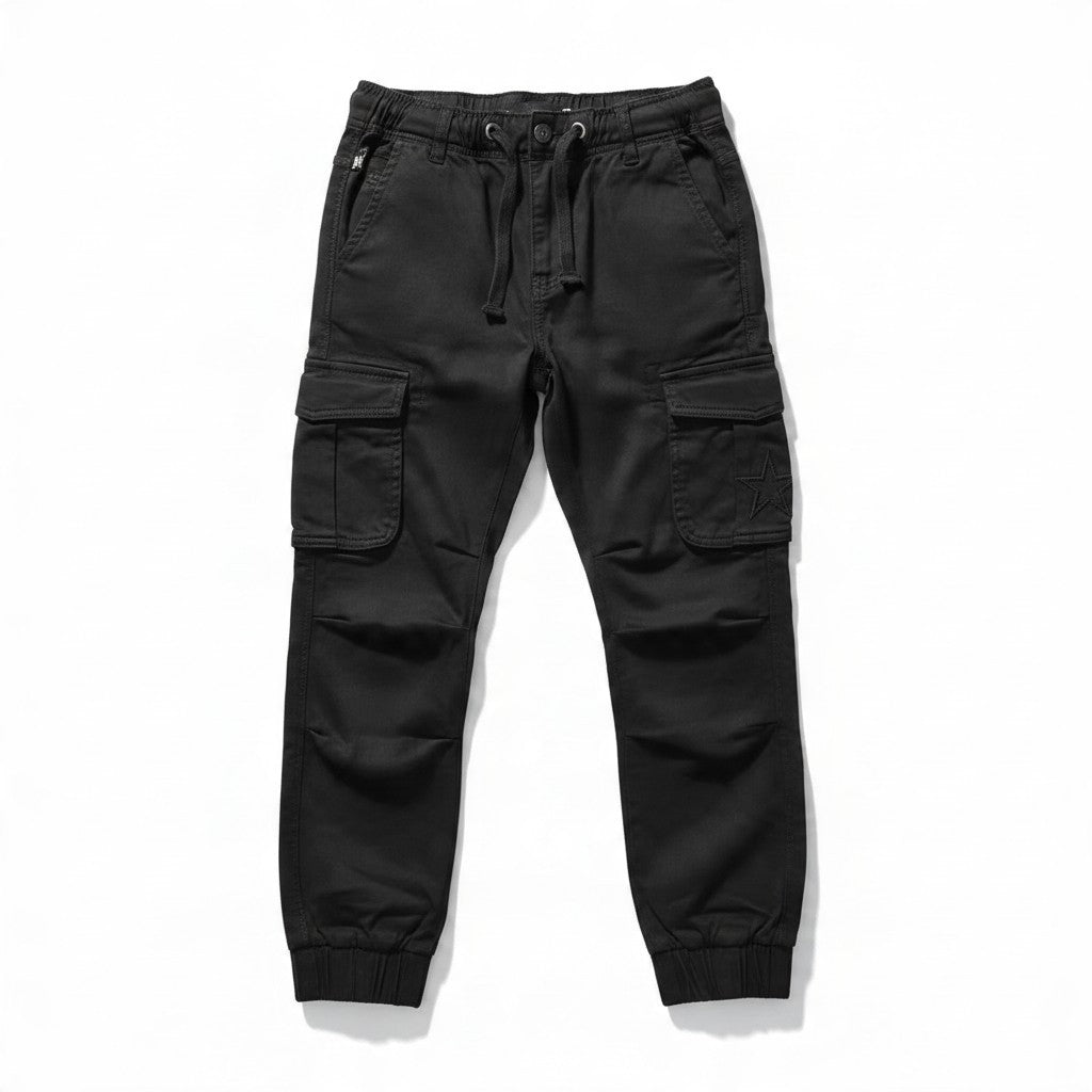 Schwarze Poolman Cargo Jogger Hose aus Baumwoll-Stretch mit Cargotaschen, Kordelzug und elastischen Bündchen.