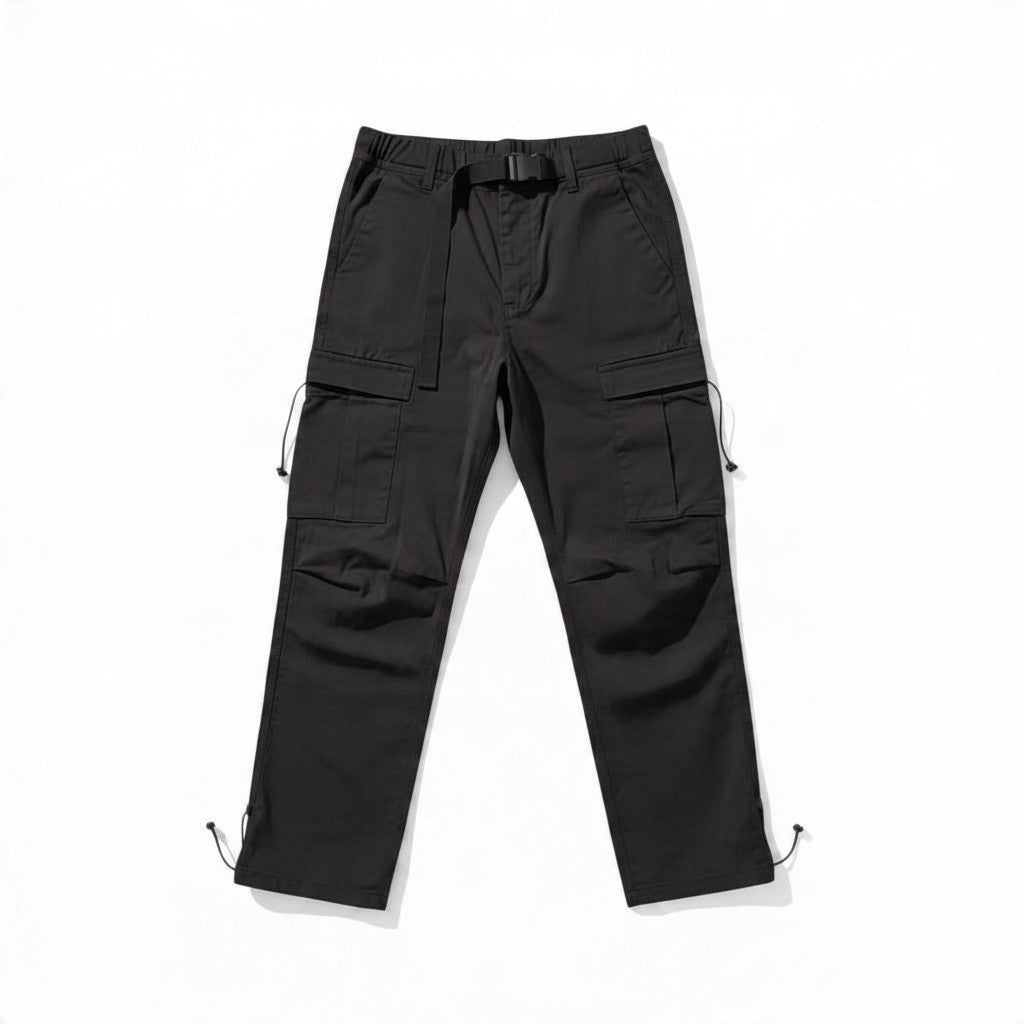 Schwarze Poolman Cargohose aus Baumwoll-Stretch mit integriertem Gürtel, Kordelstoppern und großen Cargotaschen.
