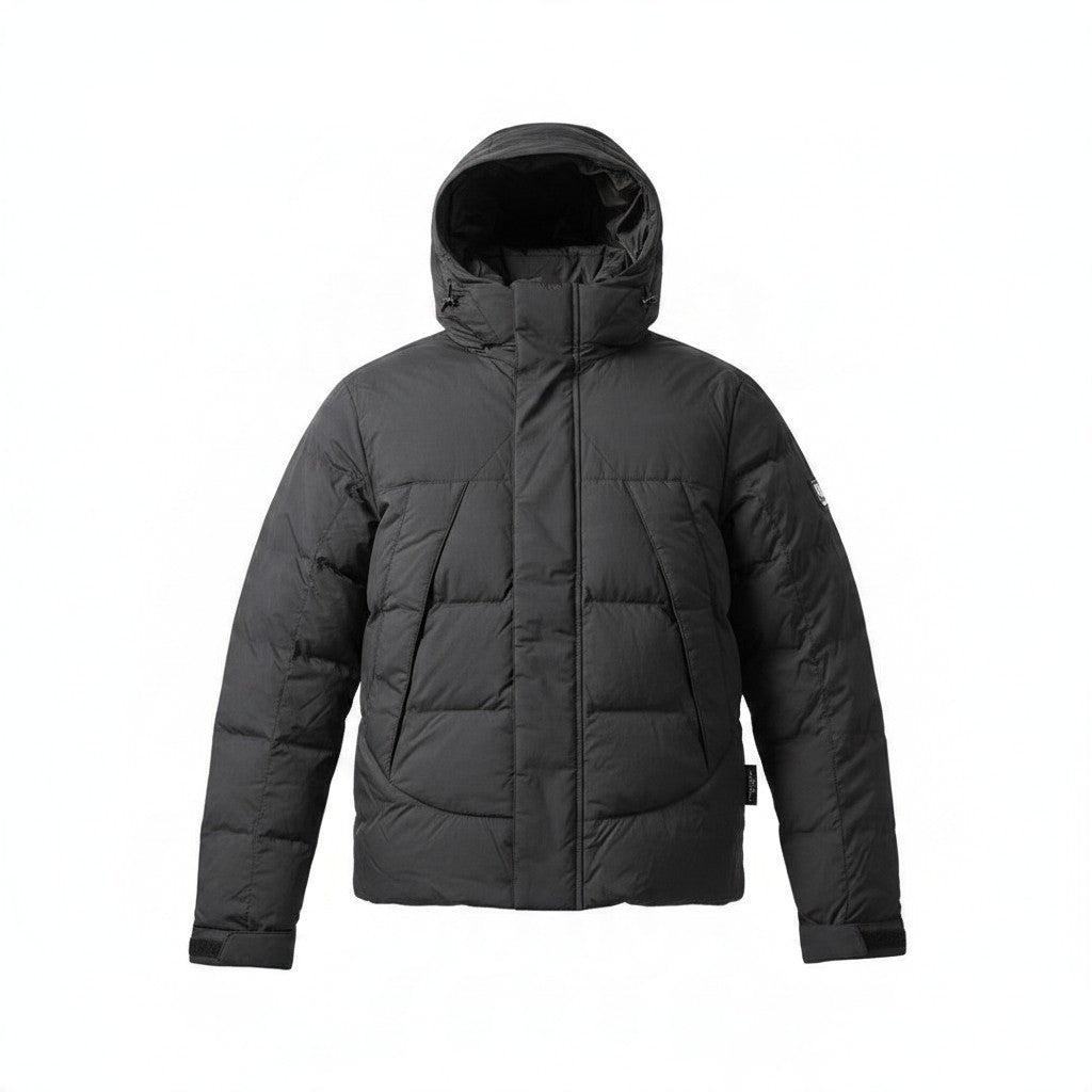 Schwarze Poolman Winterjacke mit Kapuze, wattiertem Design, hohem Kragen und matter Nylon-Oberfläche.