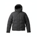 Schwarze Poolman Winterjacke mit Kapuze, wattiertem Design, hohem Kragen und matter Nylon-Oberfläche.
