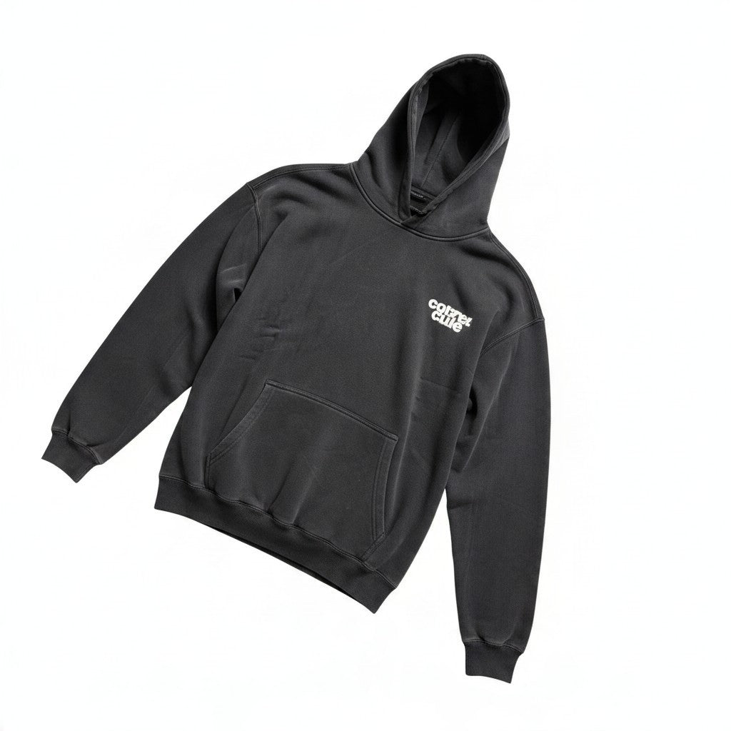 Schwarzer Poolman Oversize-Hoodie mit kleinem weißem Coffee Club Logo auf der Brust, Kapuze und Kängurutasche.