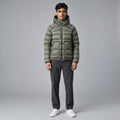 Poolman Steppjacke in Army-Grün mit Kapuze, glänzender Oberfläche und großen Fronttaschen an einem Model