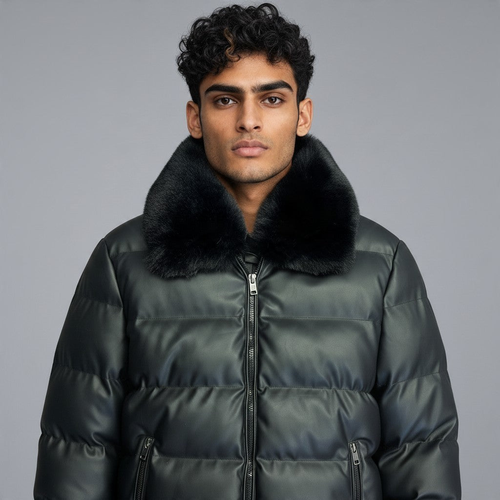 Poolman Steppjacke in schwarzer Lederoptik mit großem Fellkragen und Reißverschlusstaschen an einem Model