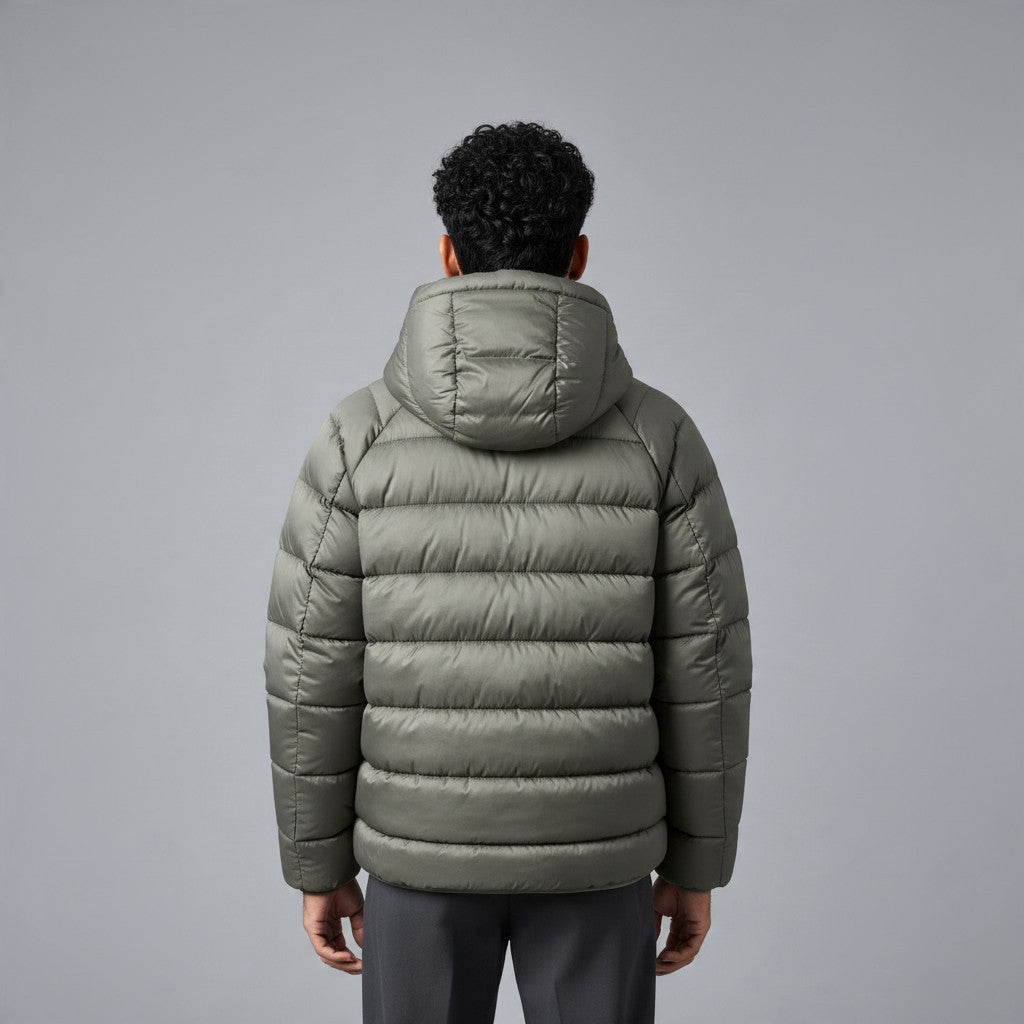 Rückansicht der olivgrünen Poolman Steppjacke mit Kapuze aus glänzendem Nylon für Outdoor-Aktivitäten
